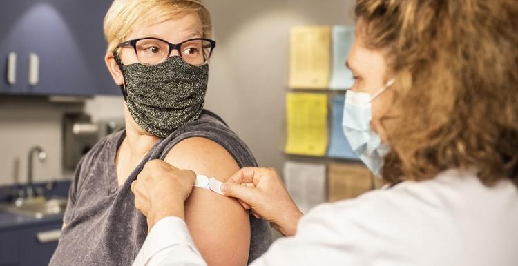 Lady recieving vaccine
